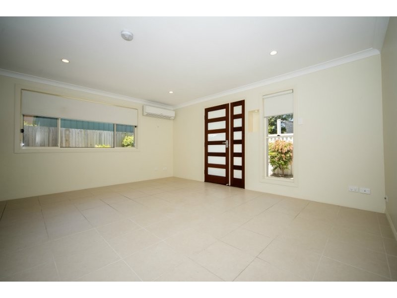 2/27 Drake Avenue, Paradise Point QLD 4216