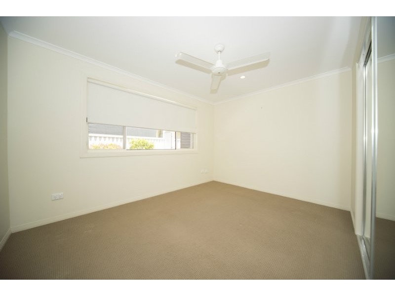 2/27 Drake Avenue, Paradise Point QLD 4216