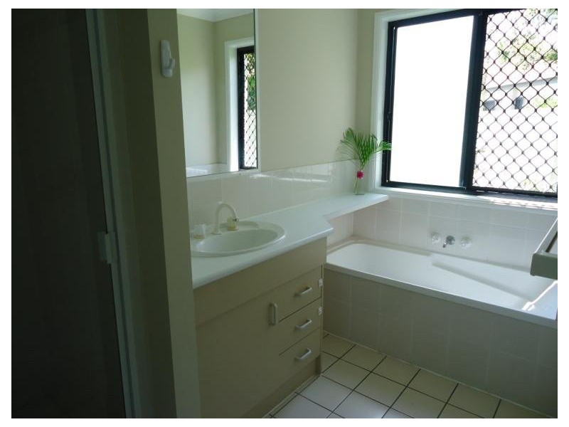 1/15 Gemma Glade, Labrador QLD 4215