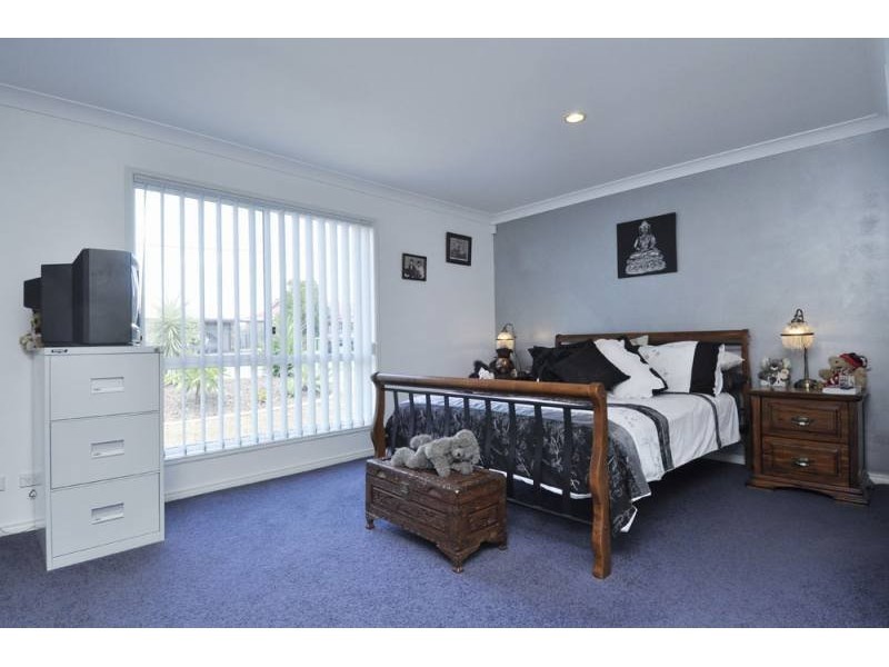 24 Manra Way, Pacific Pines QLD 4211