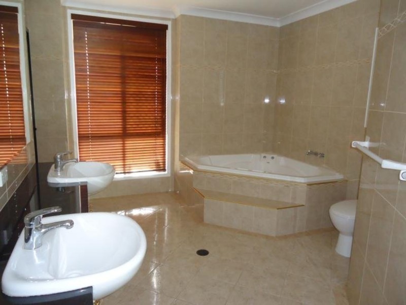 69 Arun Drive, Arundel QLD 4214