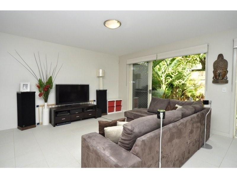 2/104 Eugaree Street, Southport QLD 4215