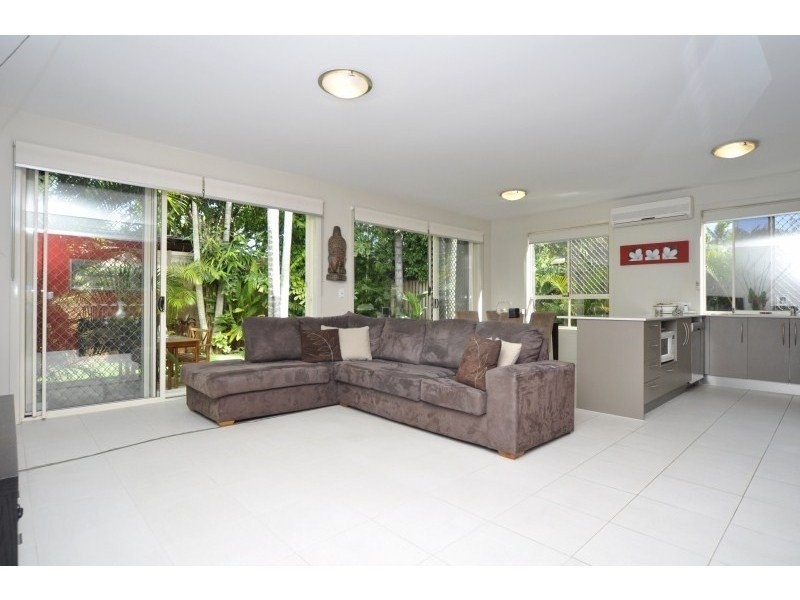 2/104 Eugaree Street, Southport QLD 4215