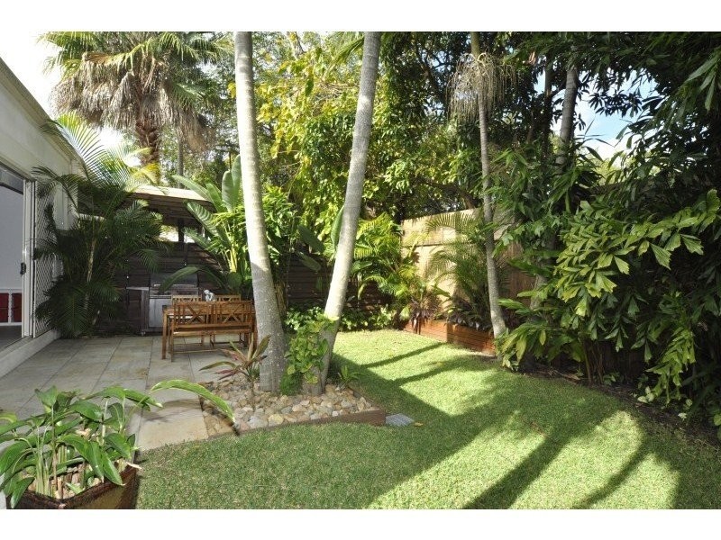 2/104 Eugaree Street, Southport QLD 4215