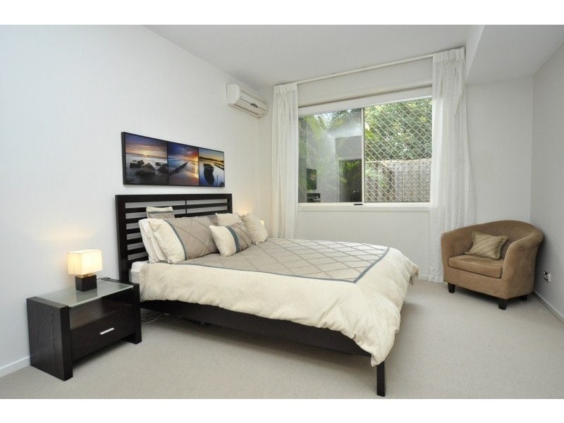 2/104 Eugaree Street, Southport QLD 4215