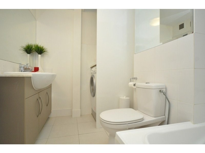 2/104 Eugaree Street, Southport QLD 4215