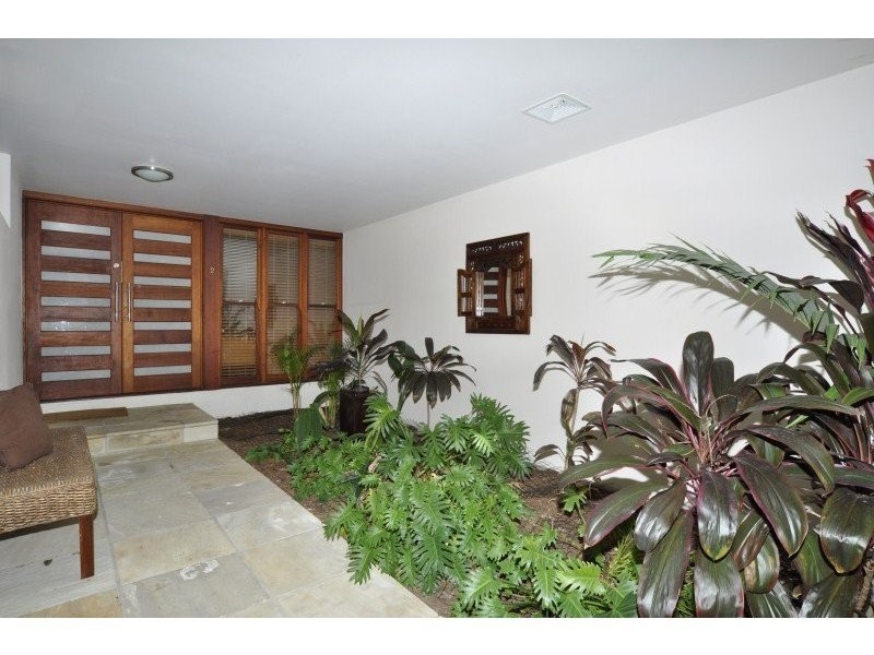 2/104 Eugaree Street, Southport QLD 4215