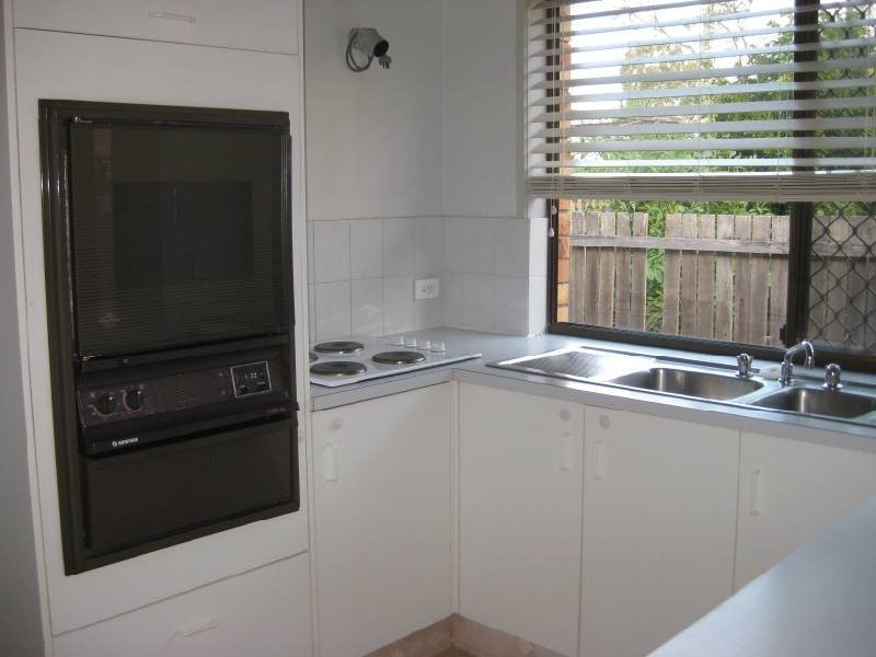 1/2 Ash Court, Arundel QLD 4214