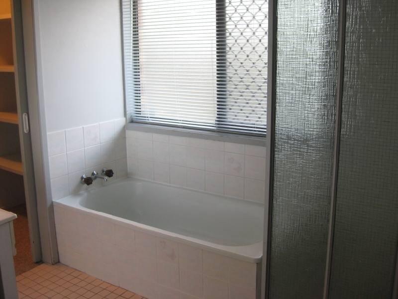 1/2 Ash Court, Arundel QLD 4214