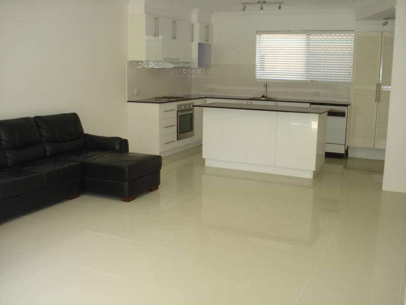 4/83 Bayview Street, Runaway Bay QLD 4216