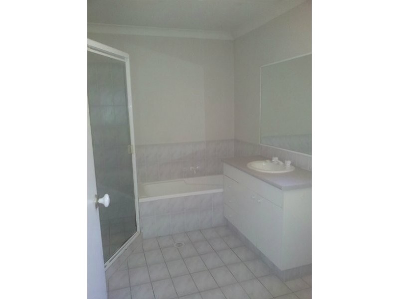 2/127 Greenacre Drive, Parkwood QLD 4214