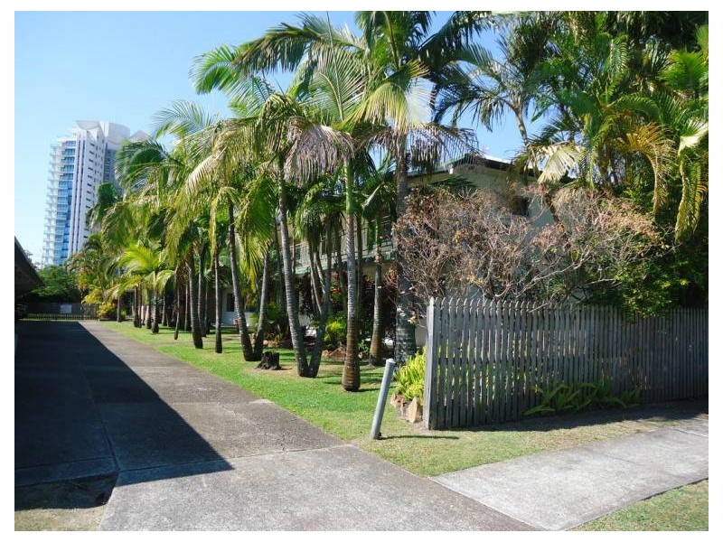 2/33 Ahern Street, Labrador QLD 4215