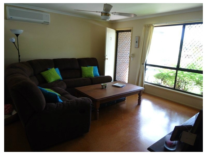 2/2 Ruth Anne Close, Arundel QLD 4214