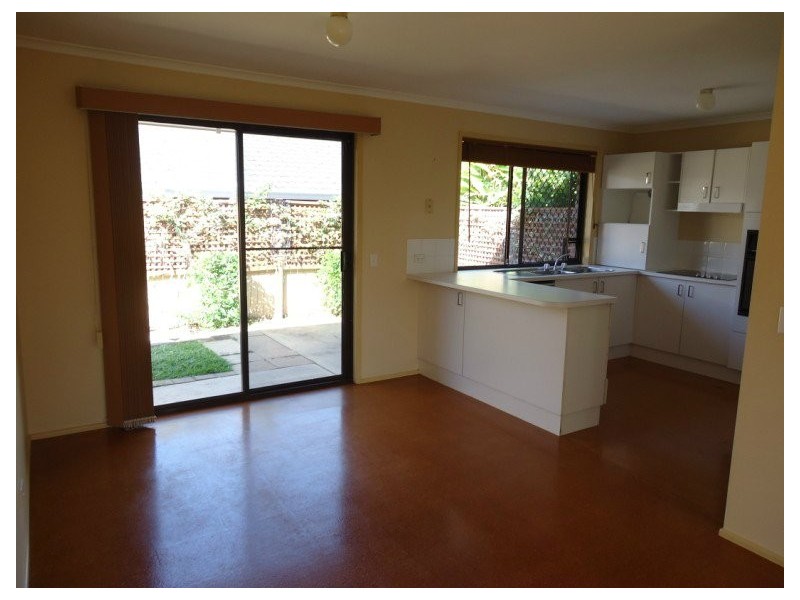 2/2 Ruth Anne Close, Arundel QLD 4214