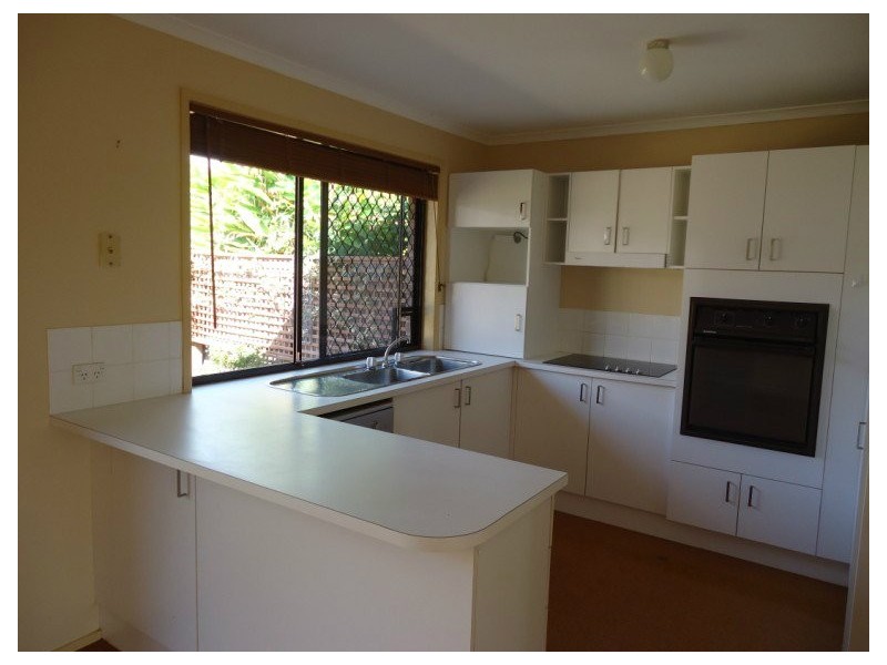 2/2 Ruth Anne Close, Arundel QLD 4214