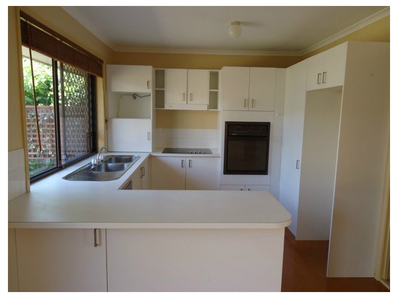 2/2 Ruth Anne Close, Arundel QLD 4214