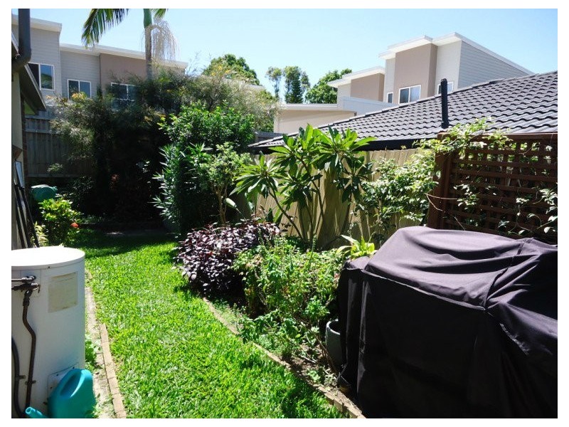 2/2 Ruth Anne Close, Arundel QLD 4214