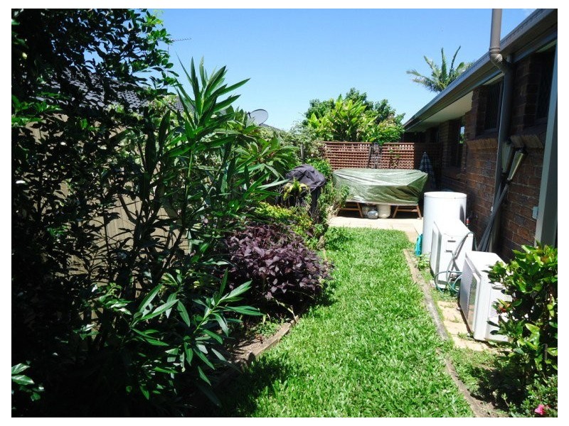 2/2 Ruth Anne Close, Arundel QLD 4214