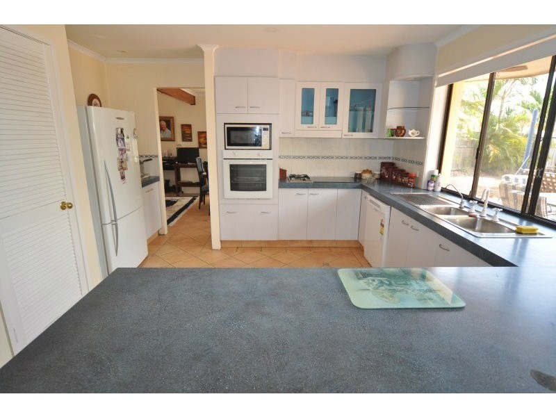 11 Walter Raleigh Drive, Hollywell QLD 4216