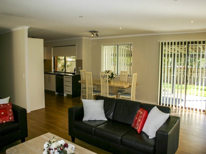 10 Kingaroy Avenue, Helensvale QLD 4212