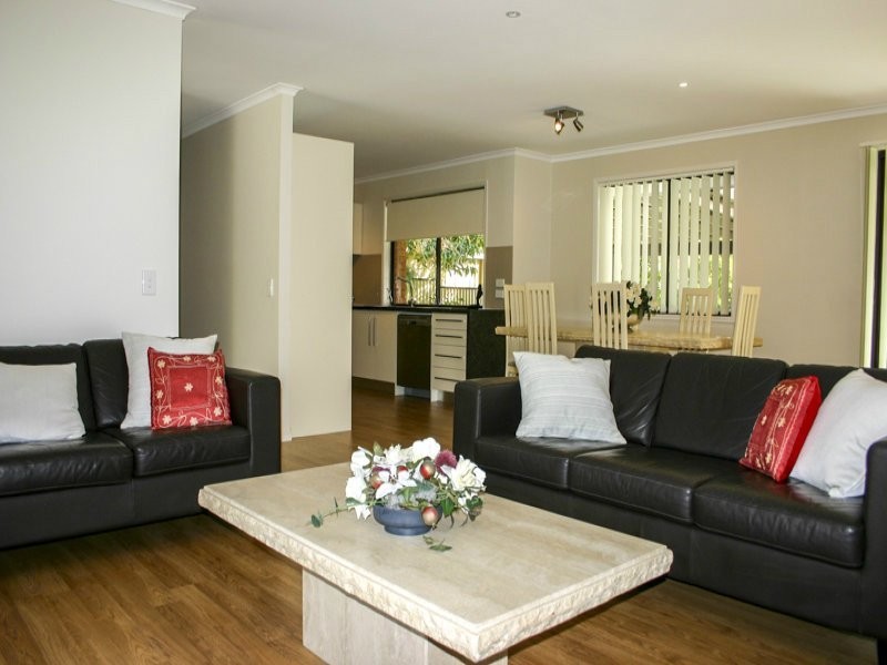 10 Kingaroy Avenue, Helensvale QLD 4212