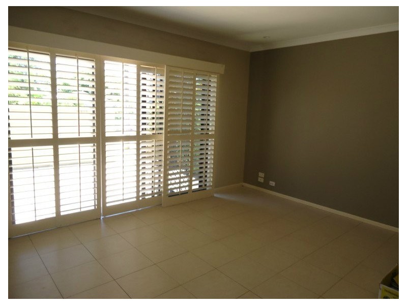 10 First Avenue, Labrador QLD 4215