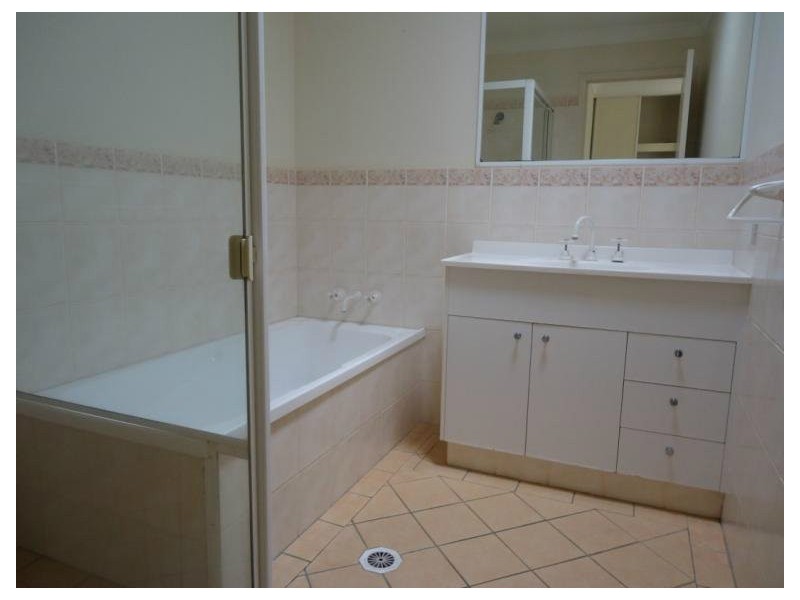 1/5 Tanias Place, Labrador QLD 4215