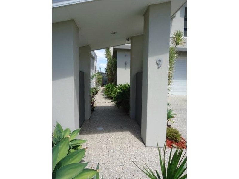 9 Harbourvue Court, Helensvale QLD 4212