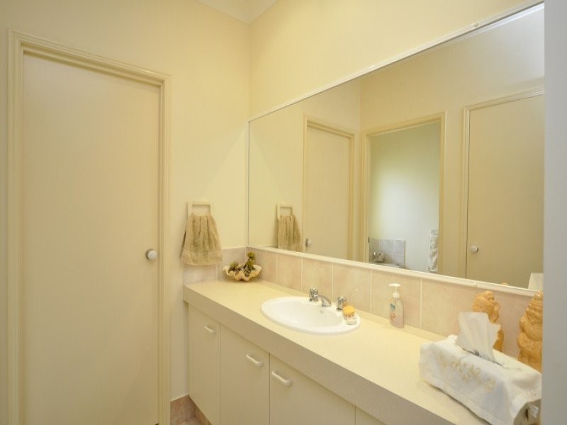 1 Desert Falls Crescent, Parkwood QLD 4214