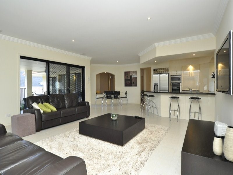 10 Torquay Place, Arundel QLD 4214