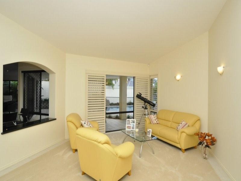 10 Torquay Place, Arundel QLD 4214