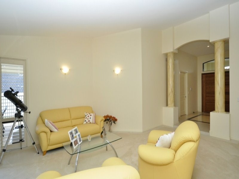 10 Torquay Place, Arundel QLD 4214