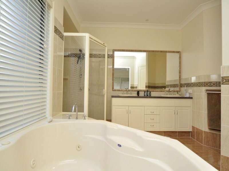 10 Torquay Place, Arundel QLD 4214