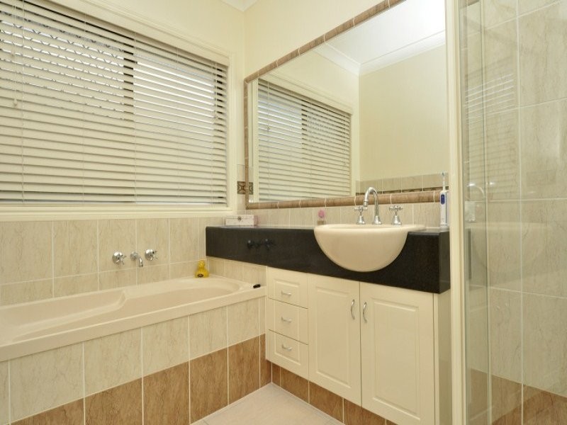 10 Torquay Place, Arundel QLD 4214