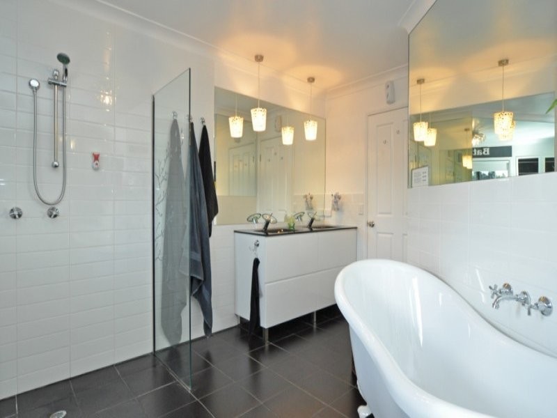 3 Waterwood Court, Arundel QLD 4214