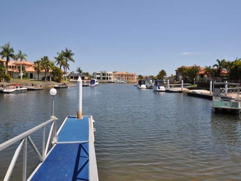 18/76 Bayview Street, Runaway Bay QLD 4216