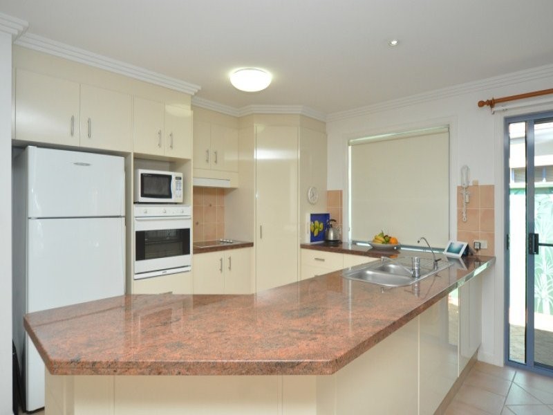 18/76 Bayview Street, Runaway Bay QLD 4216