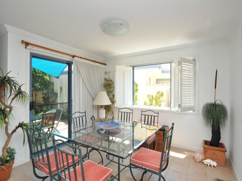 18/76 Bayview Street, Runaway Bay QLD 4216