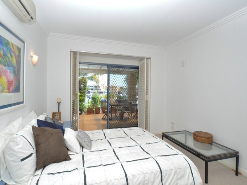 18/76 Bayview Street, Runaway Bay QLD 4216