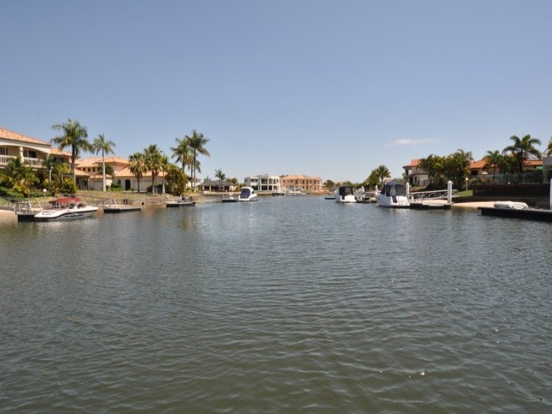 18/76 Bayview Street, Runaway Bay QLD 4216