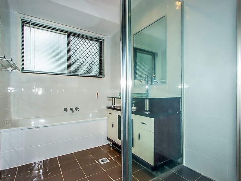 1/2 Metro Crescent, Oxenford QLD 4210