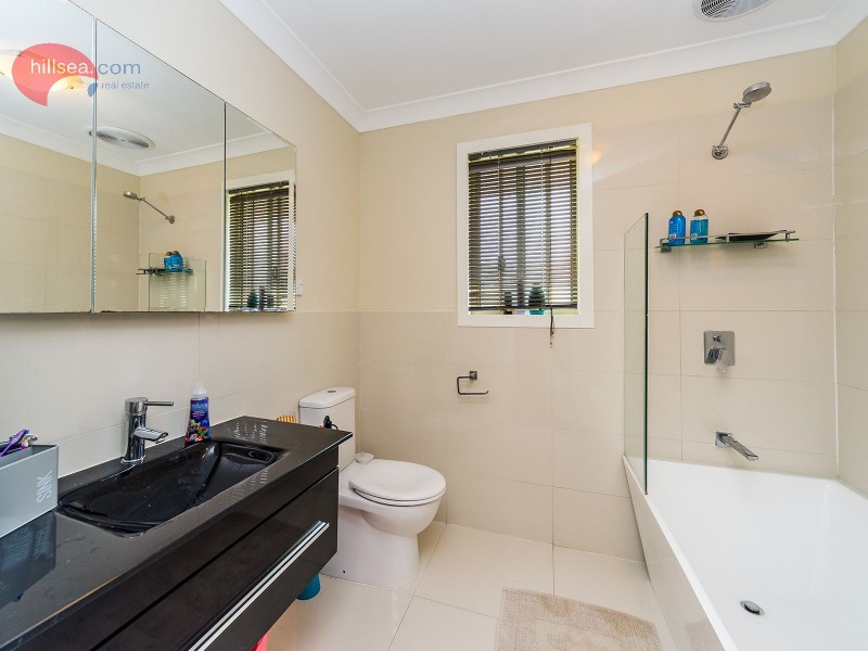 8 Golden Bear Drive, Arundel QLD 4214