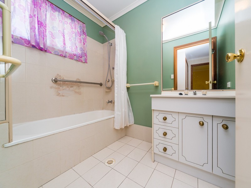 2/2 Morinda Way, Labrador QLD 4215