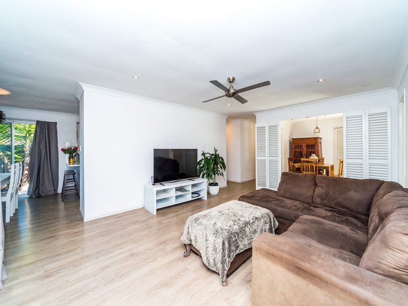 1/4 Calvary Court, Labrador QLD 4215