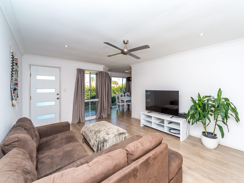 1/4 Calvary Court, Labrador QLD 4215