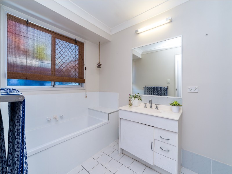 1/4 Calvary Court, Labrador QLD 4215