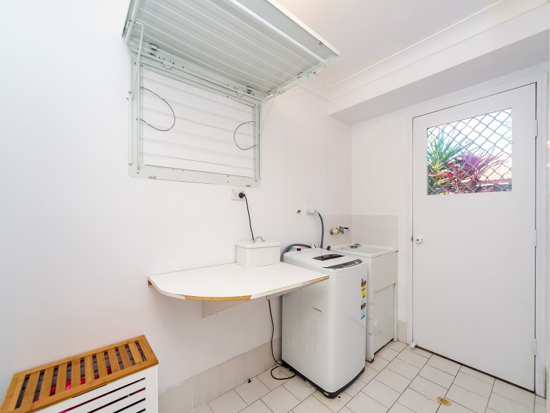 1/4 Calvary Court, Labrador QLD 4215