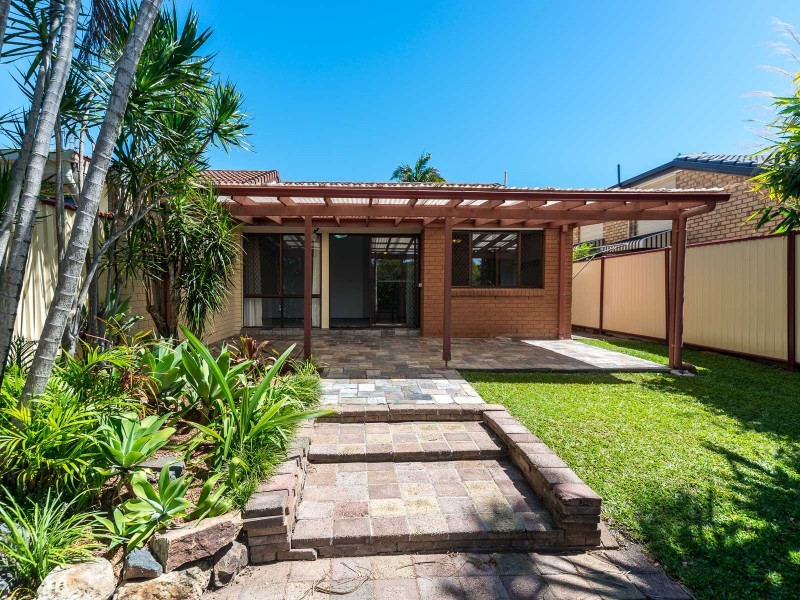 2/9 Ash Court, Arundel QLD 4214