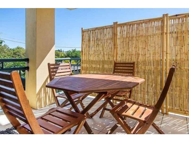 2/129 Muir Street, Labrador QLD 4215