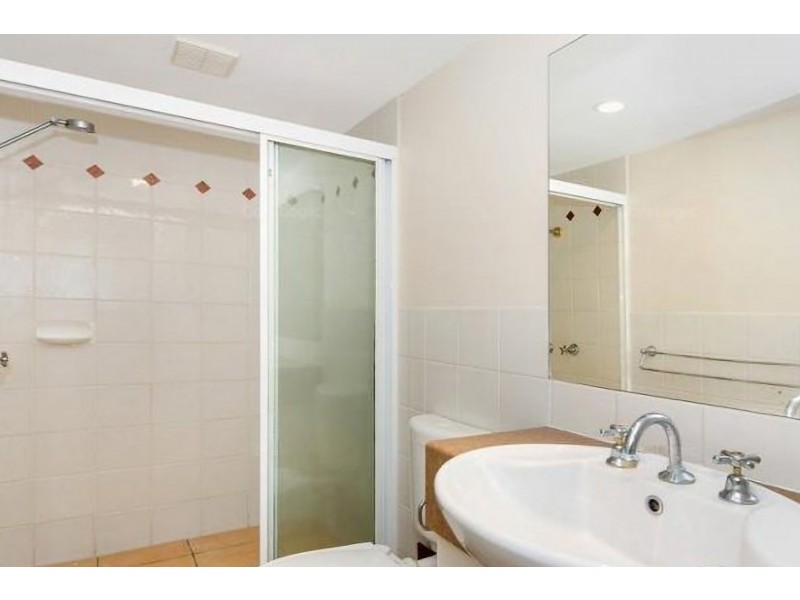 2/129 Muir Street, Labrador QLD 4215